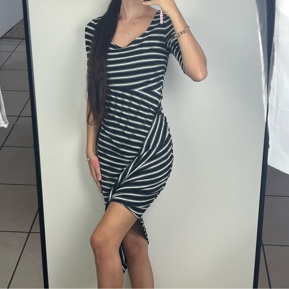 Witchery Women’s Dress Black White Striped Draped Asymmetric Half Sleeve Size 8 - Picture 3 of 13